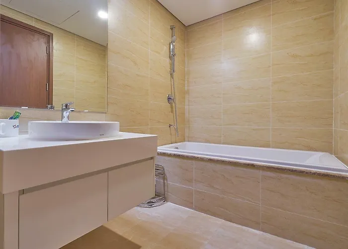 Bunhomestay Spacious 4 Bedroom City&sea View 1 Min Walk To Sea * Hạ Long